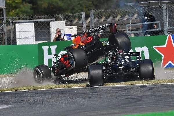 Action Crashes. Max Verstappen, Red Bull Racing RB16B,
