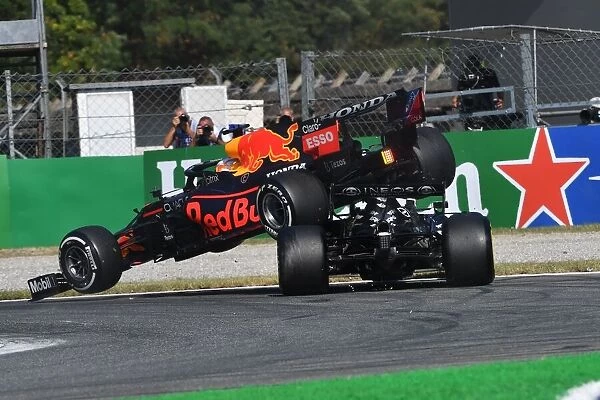 Crashes Action. Max Verstappen, Red Bull Racing RB16B,