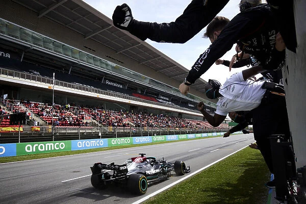 Finish Action. Sir Lewis Hamilton, Mercedes W12, 1st position, takes victory
